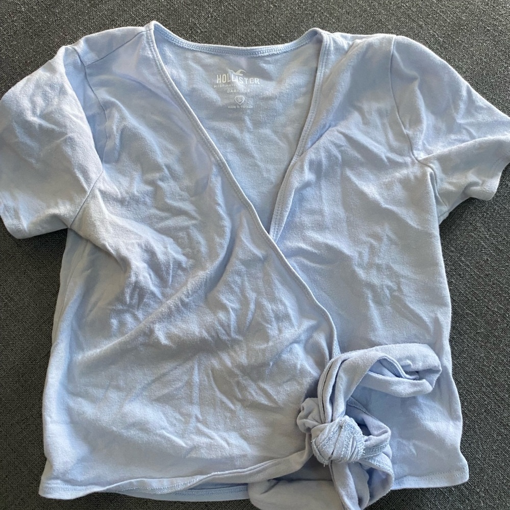 Women’s cropped tshirt.